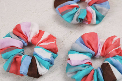 Scrunchie Haargummi mit bunten Streifen