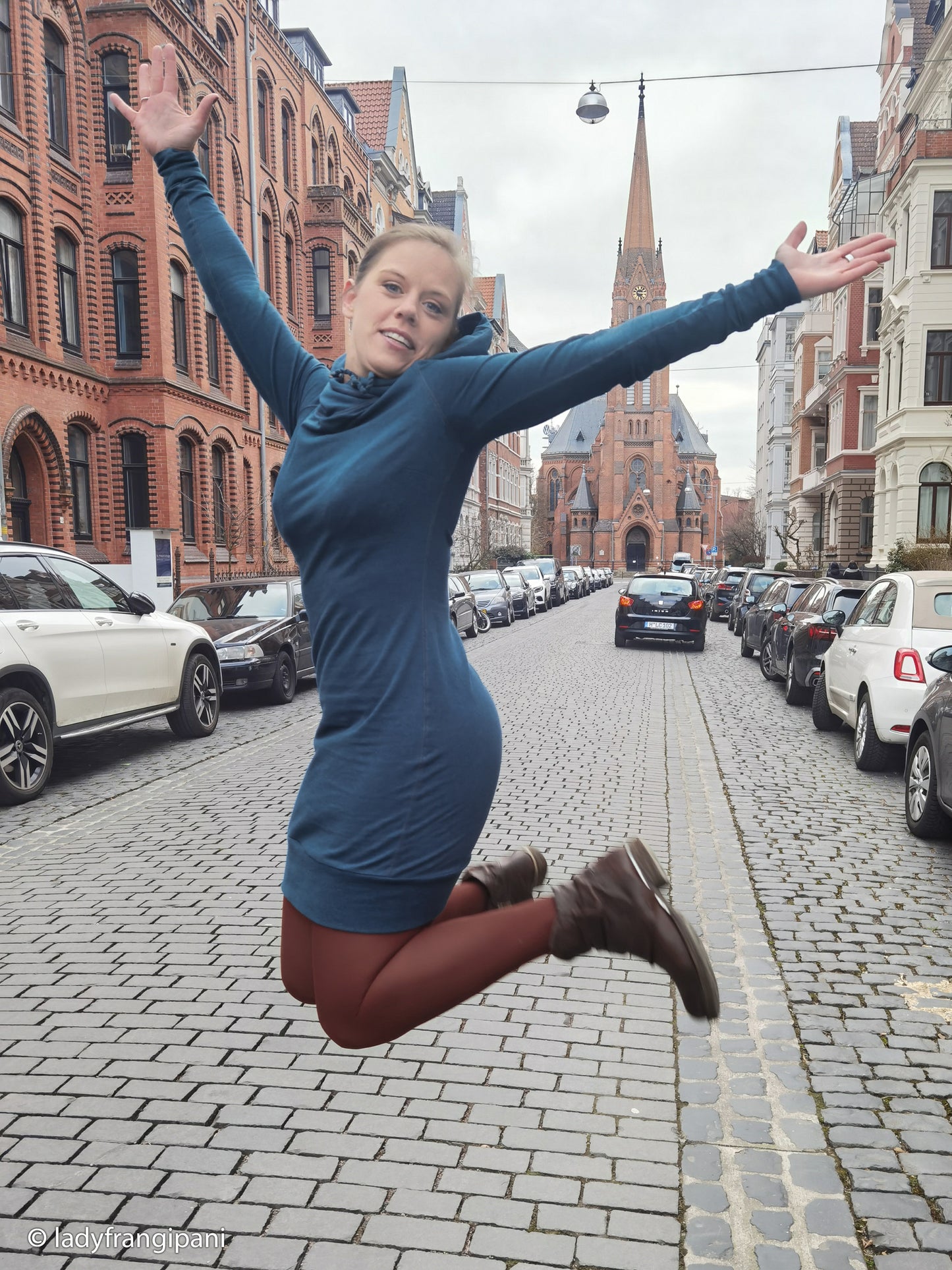 Sweatstoff Eike-Melange in Dunkelpetrol meliert als Hoodiekleid vernäht