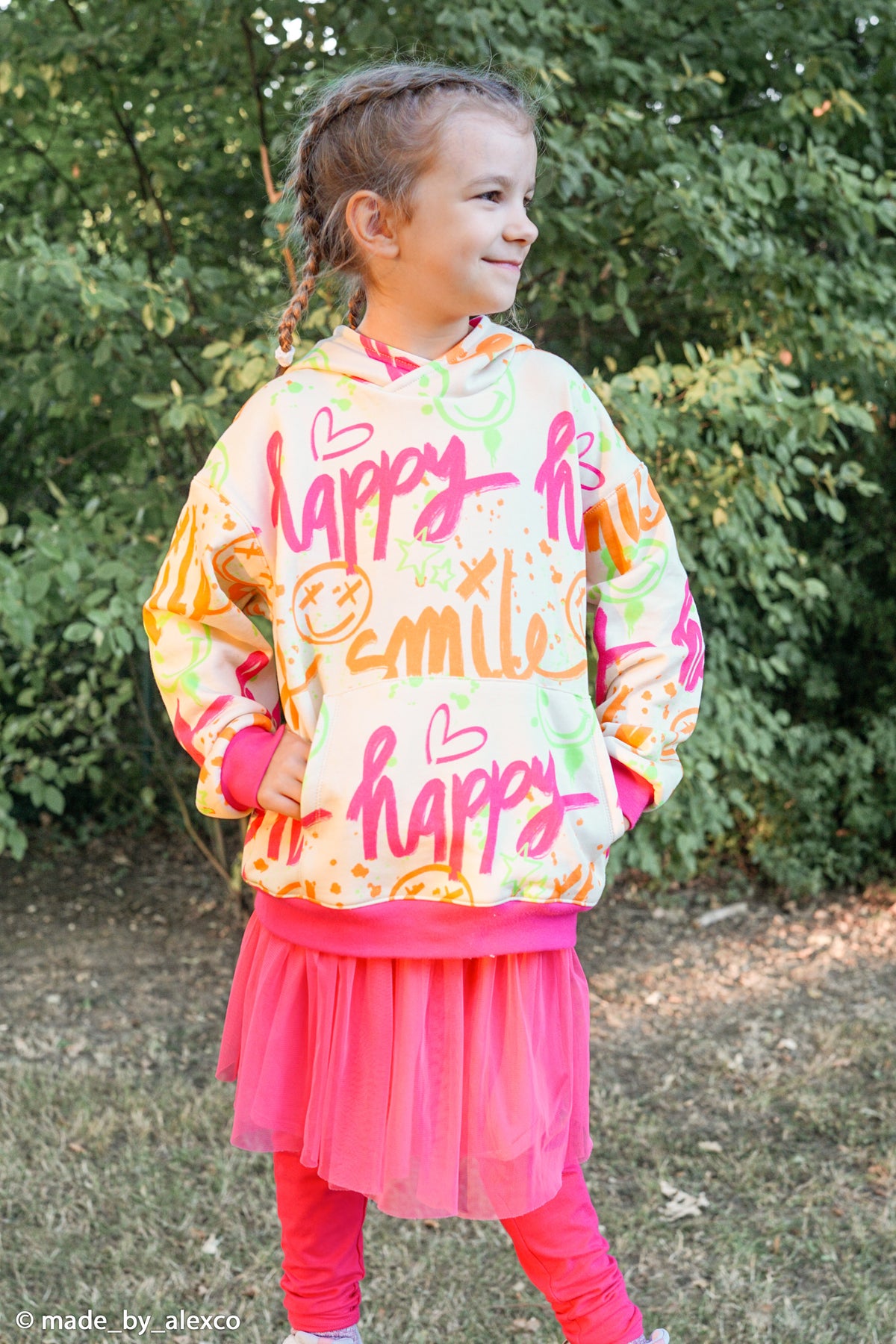 Heller Sweatstoff mit Graffitimuster in Neonfarben als Hoodie vernäht