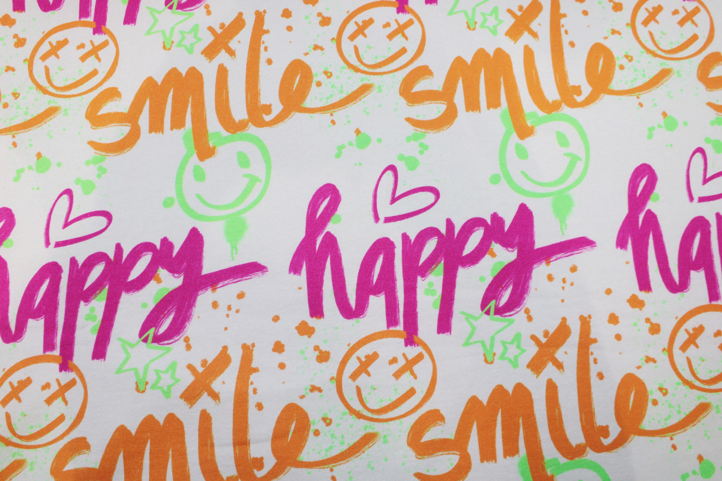 Heller Sweatstoff mit Graffitimuster in Neonfarben Detailbild