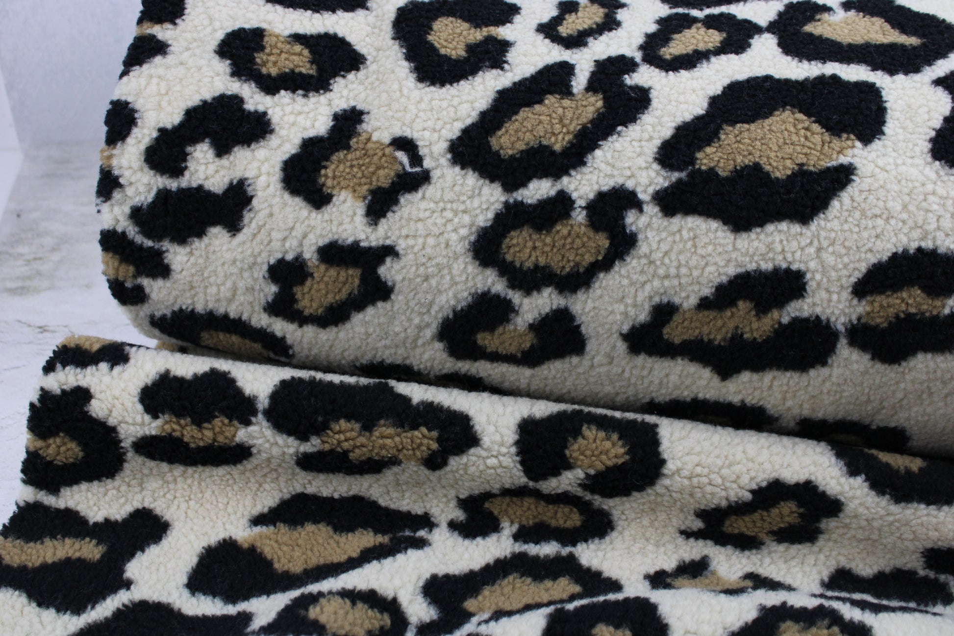 Teddystoff mit Leoprint in beige Ballenansicht