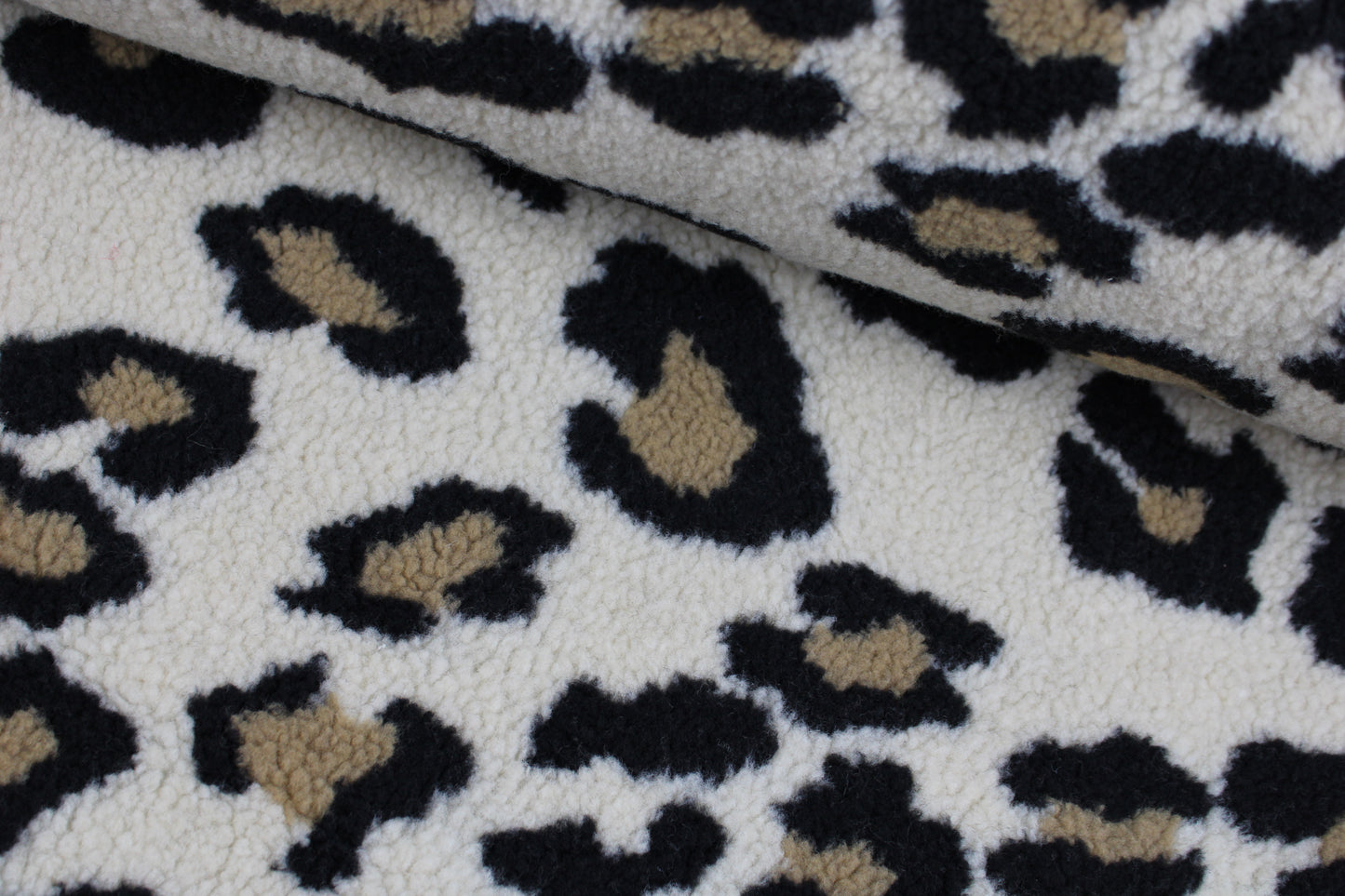 Teddystoff mit Leoprint in beige quer