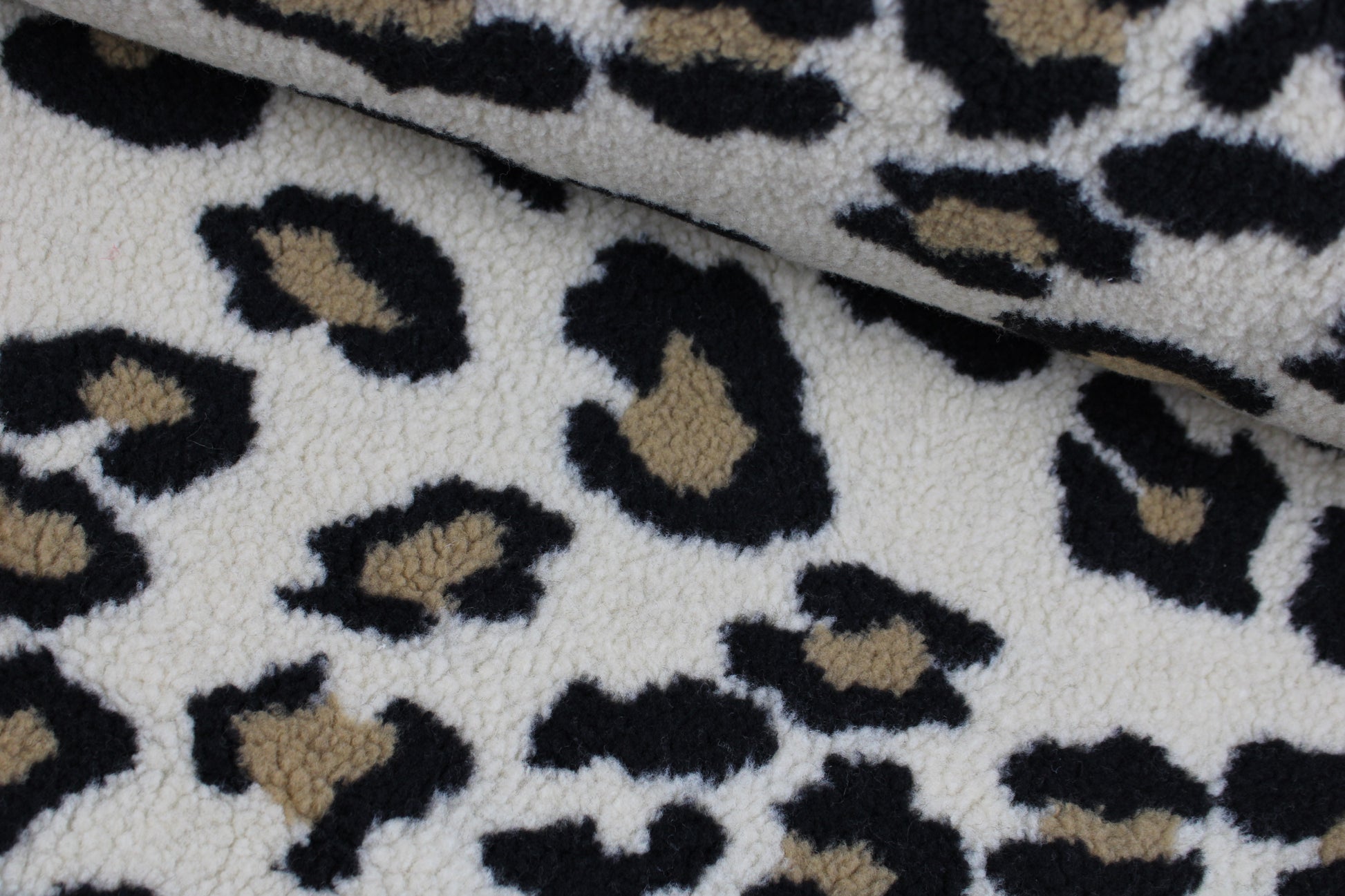 Teddystoff mit Leoprint in beige quer