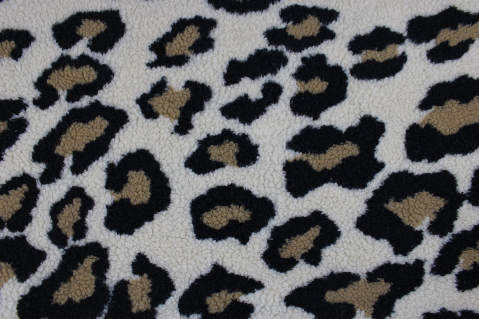 Teddystoff mit Leoprint in beige Detailbild
