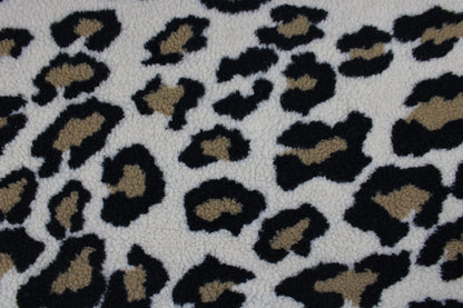 Teddystoff mit Leoprint in beige Detailbild