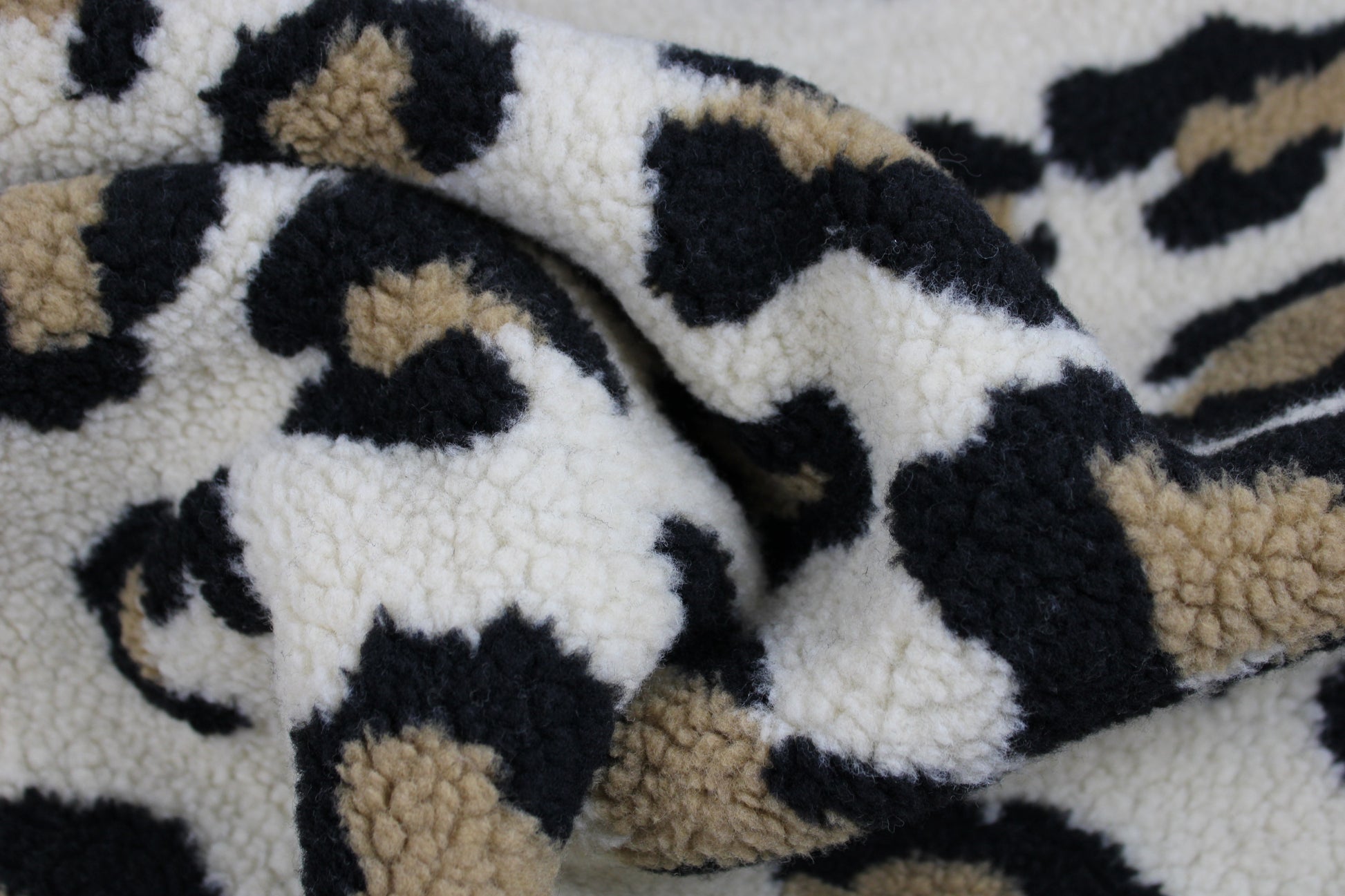 Teddystoff mit Leoprint in beige gedreht