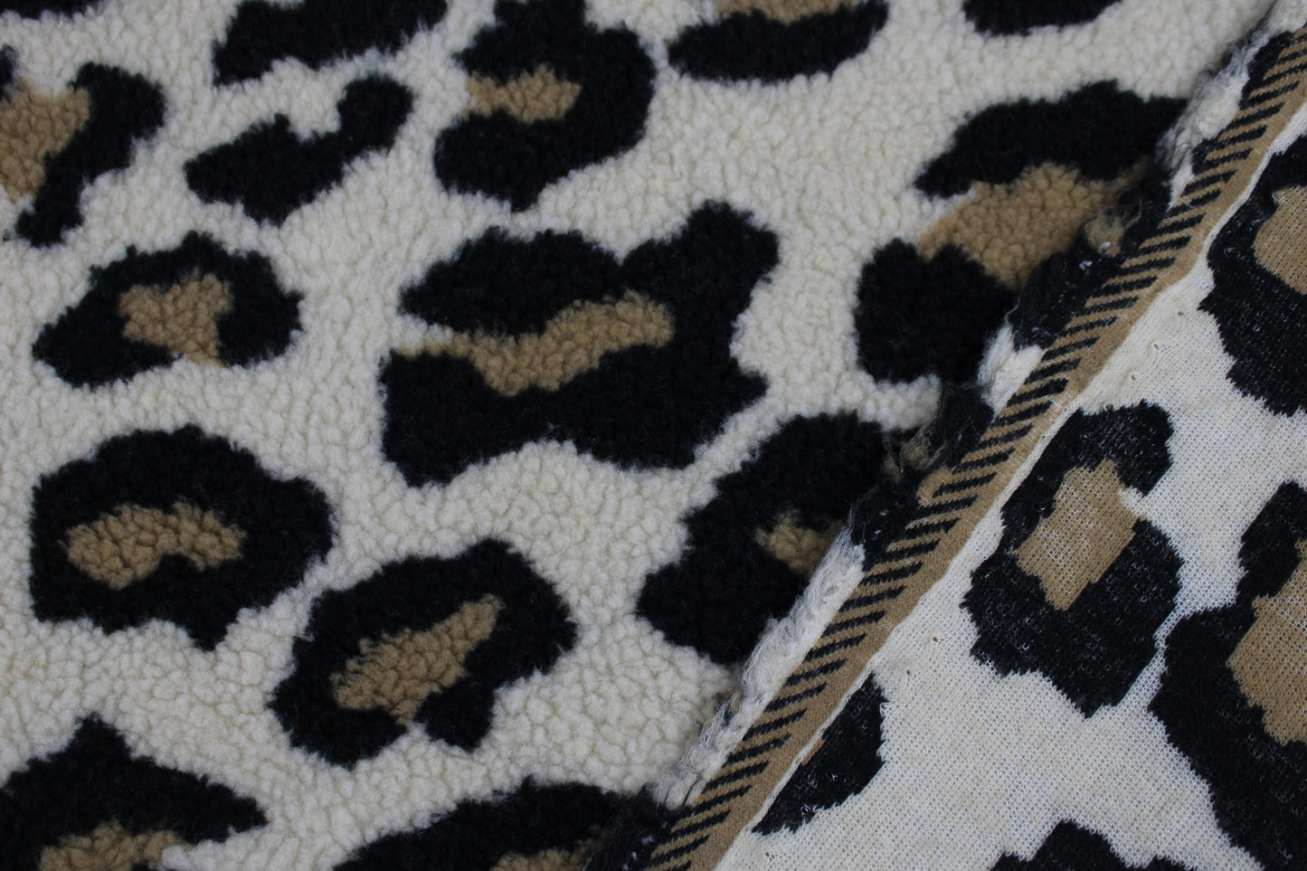 Teddystoff mit Leoprint in beige mit Stoffrückseite