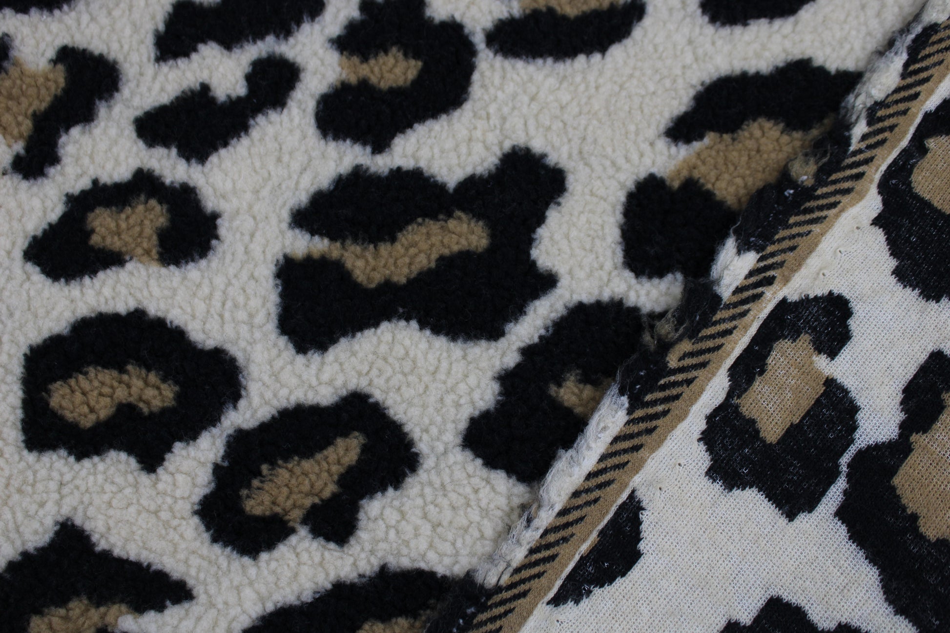 Teddystoff mit Leoprint in beige mit Stoffrückseite