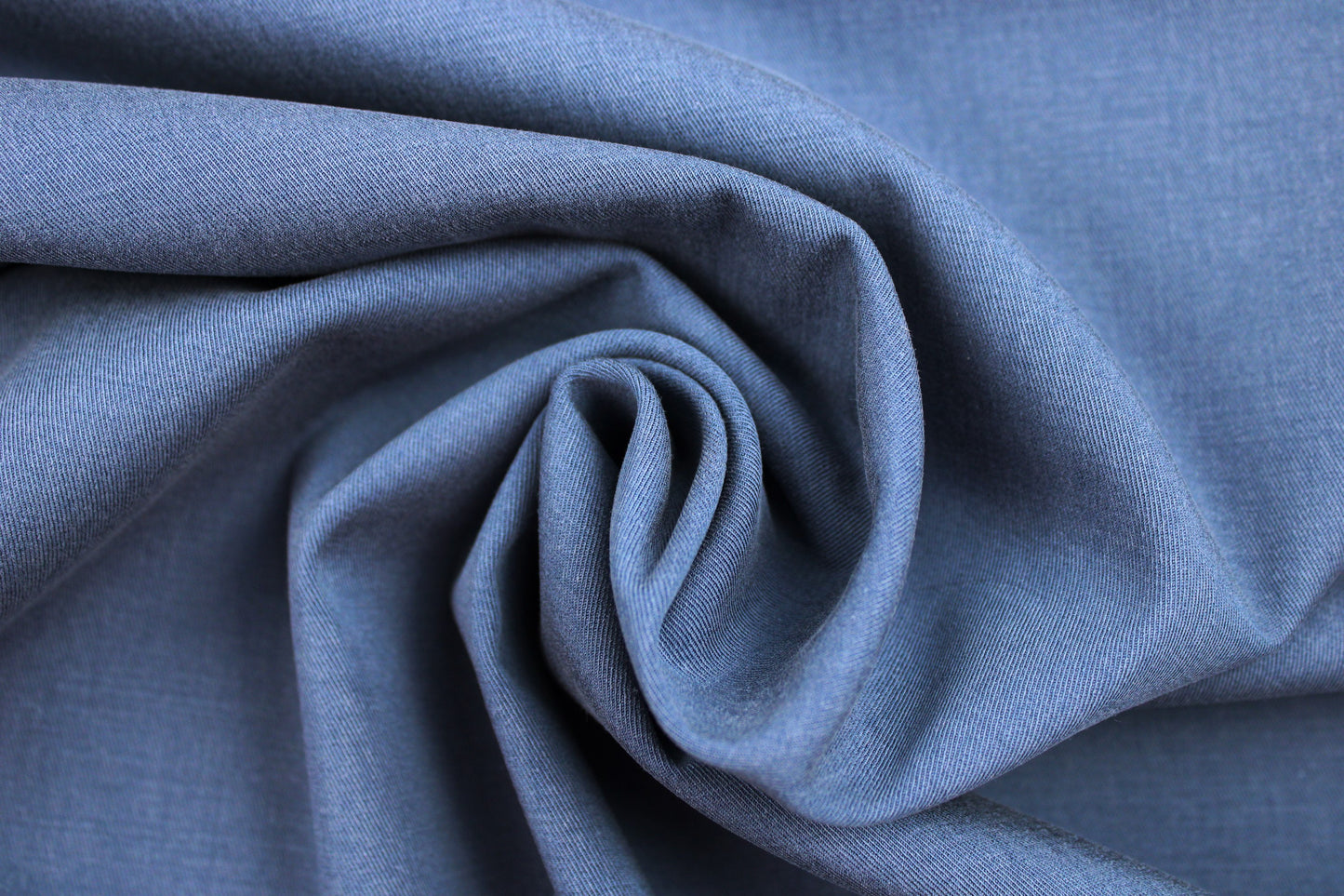 Blauer Tencelstretch gedreht