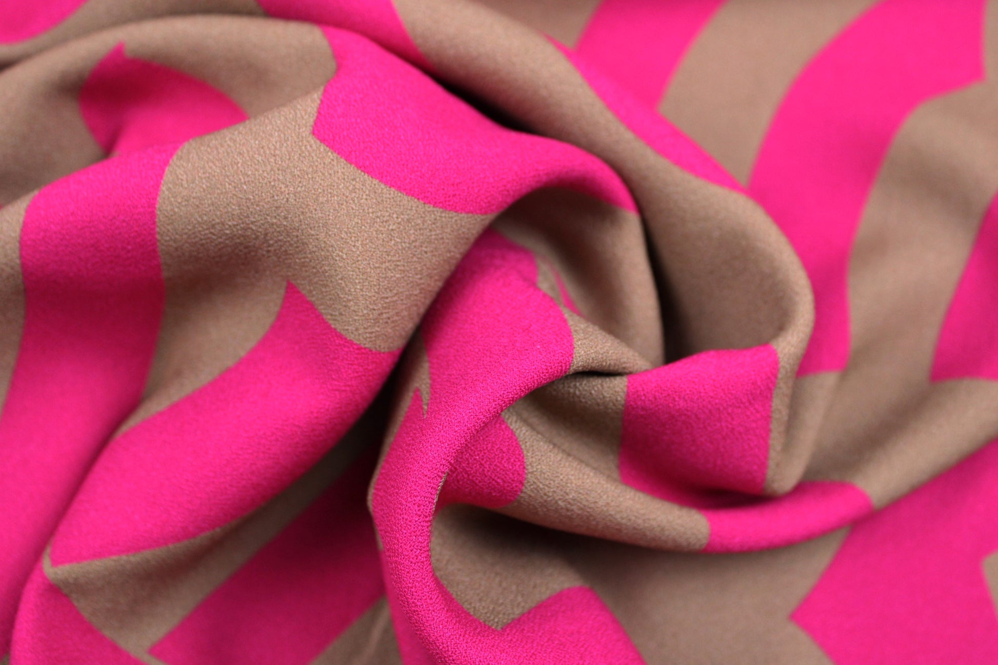 Viskosecrepe mit abstraktem Muster in pink-beige gedreht