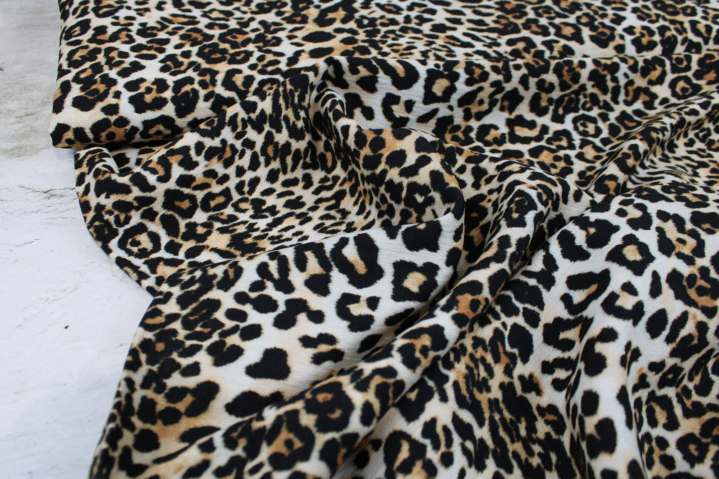 Viskosecrepe Stoff mit klassischem Leoprint in Beigetönen Ballenansicht
