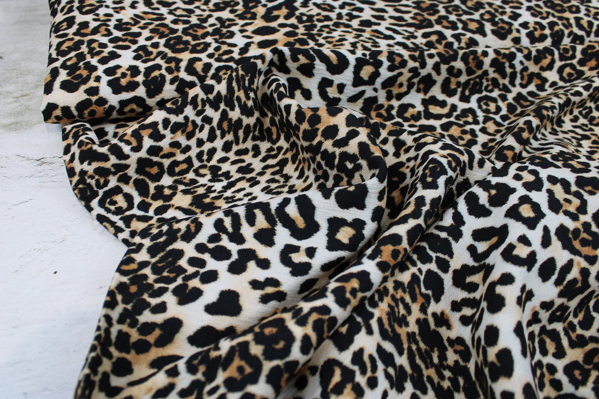 Viskosecrepe Stoff mit klassischem Leoprint in Beigetönen Ballenansicht
