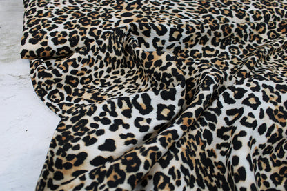 Viskosecrepe Stoff mit klassischem Leoprint in Beigetönen Ballenansicht