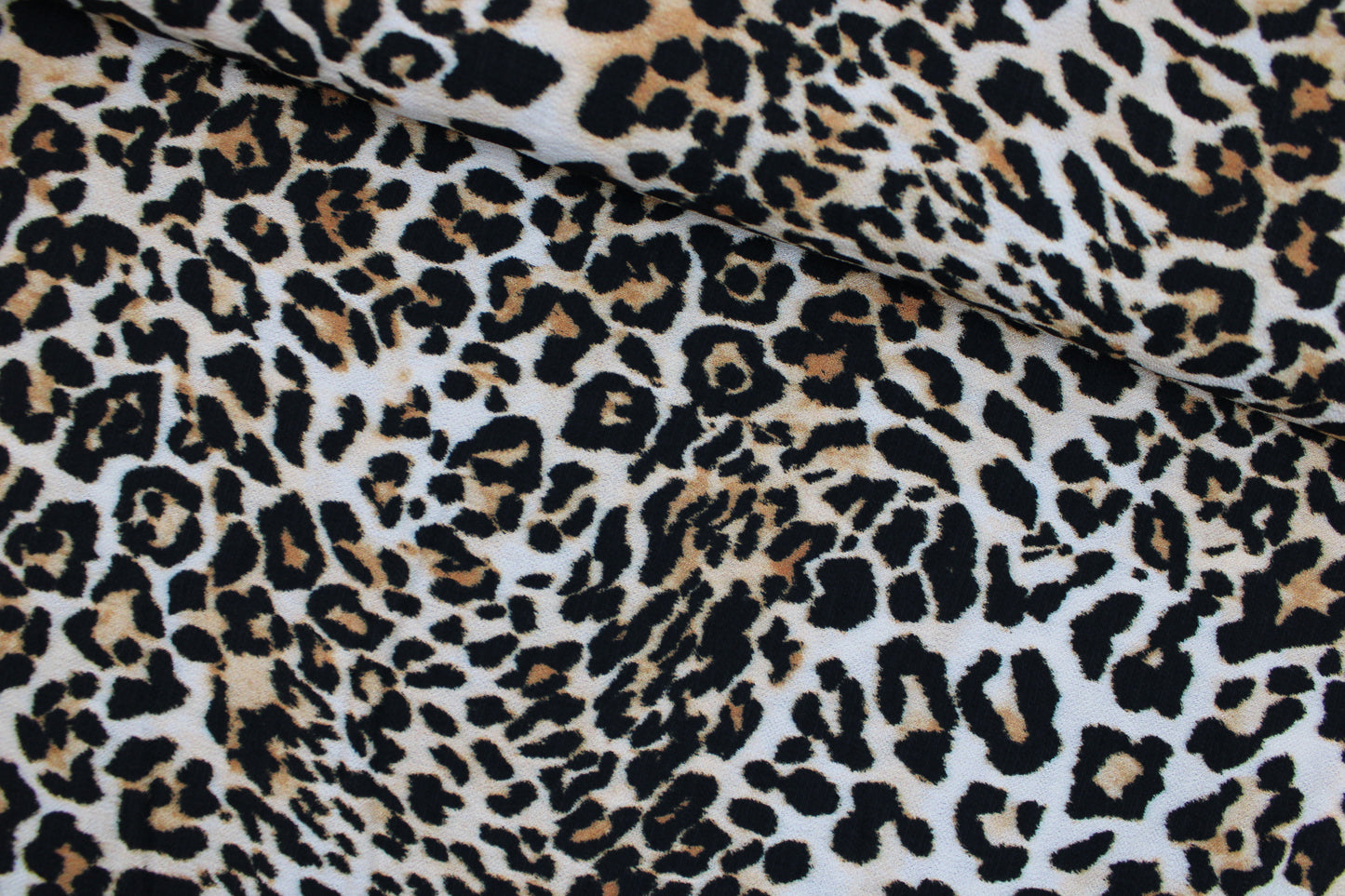 Viskosecrepe Stoff mit klassischem Leoprint in Beigetönen quer
