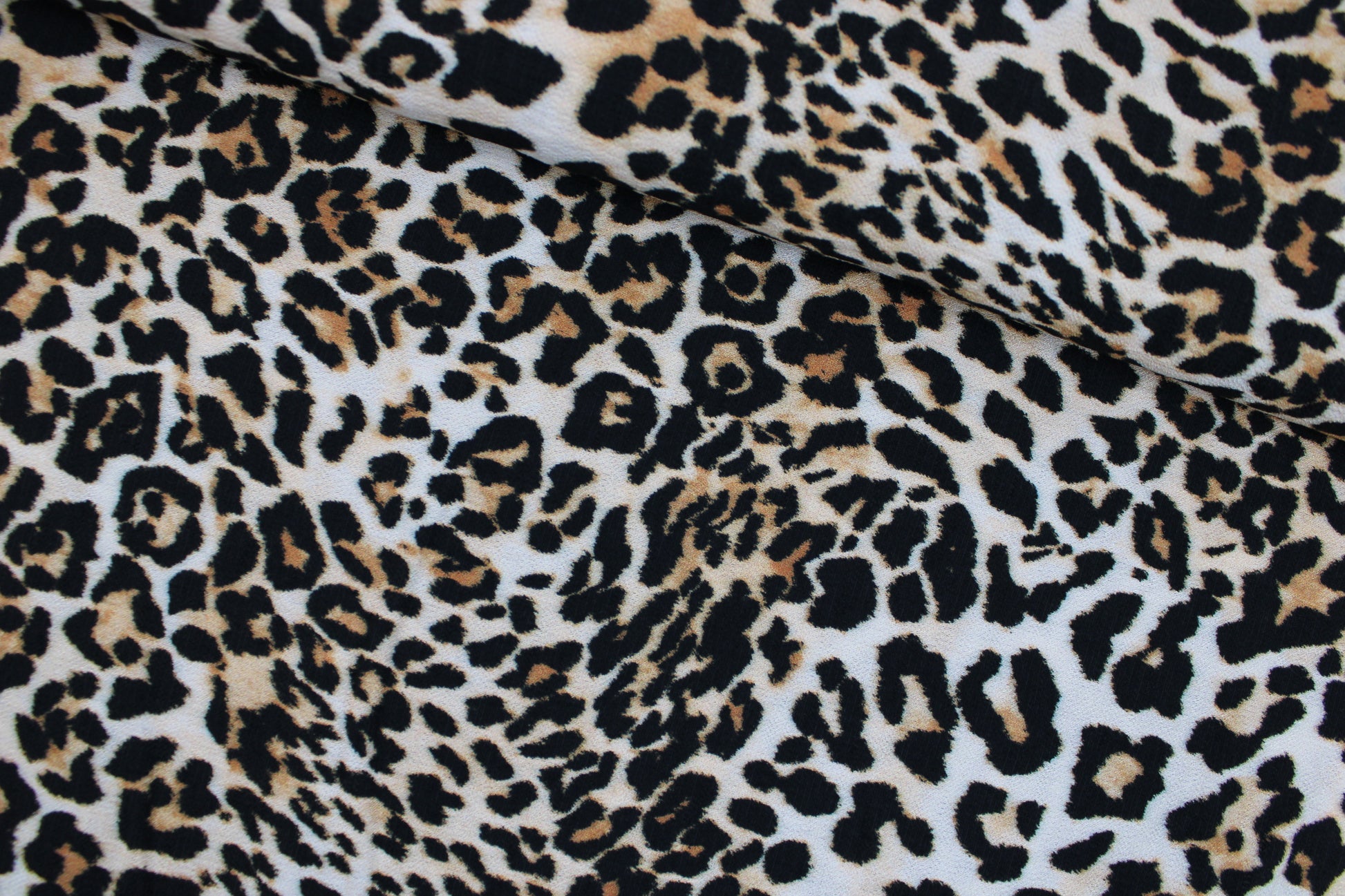 Viskosecrepe Stoff mit klassischem Leoprint in Beigetönen quer
