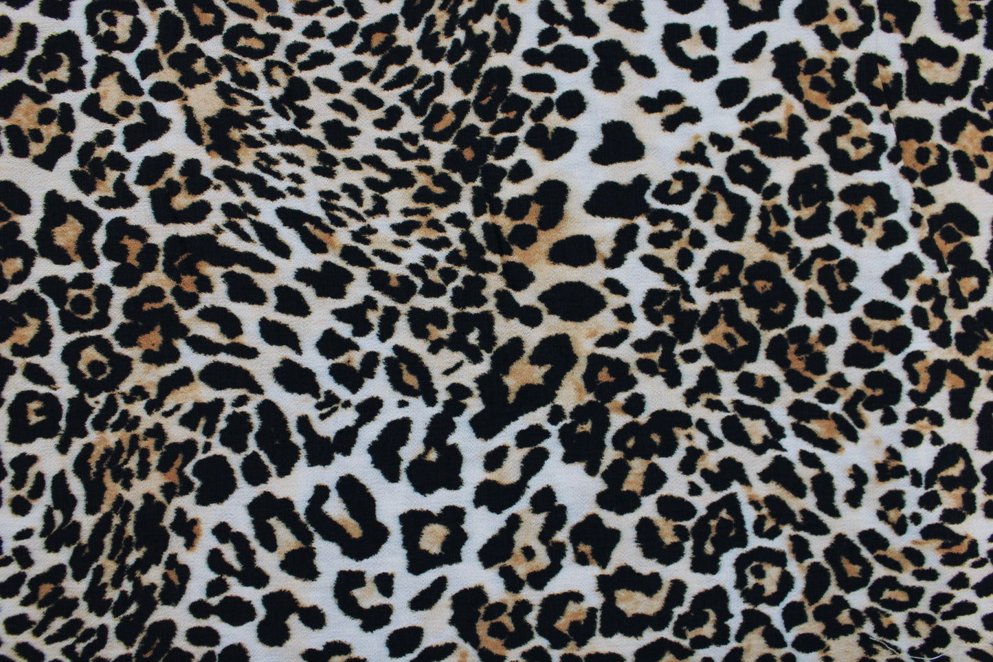 Viskosecrepe Stoff mit klassischem Leoprint in Beigetönen Detailbild
