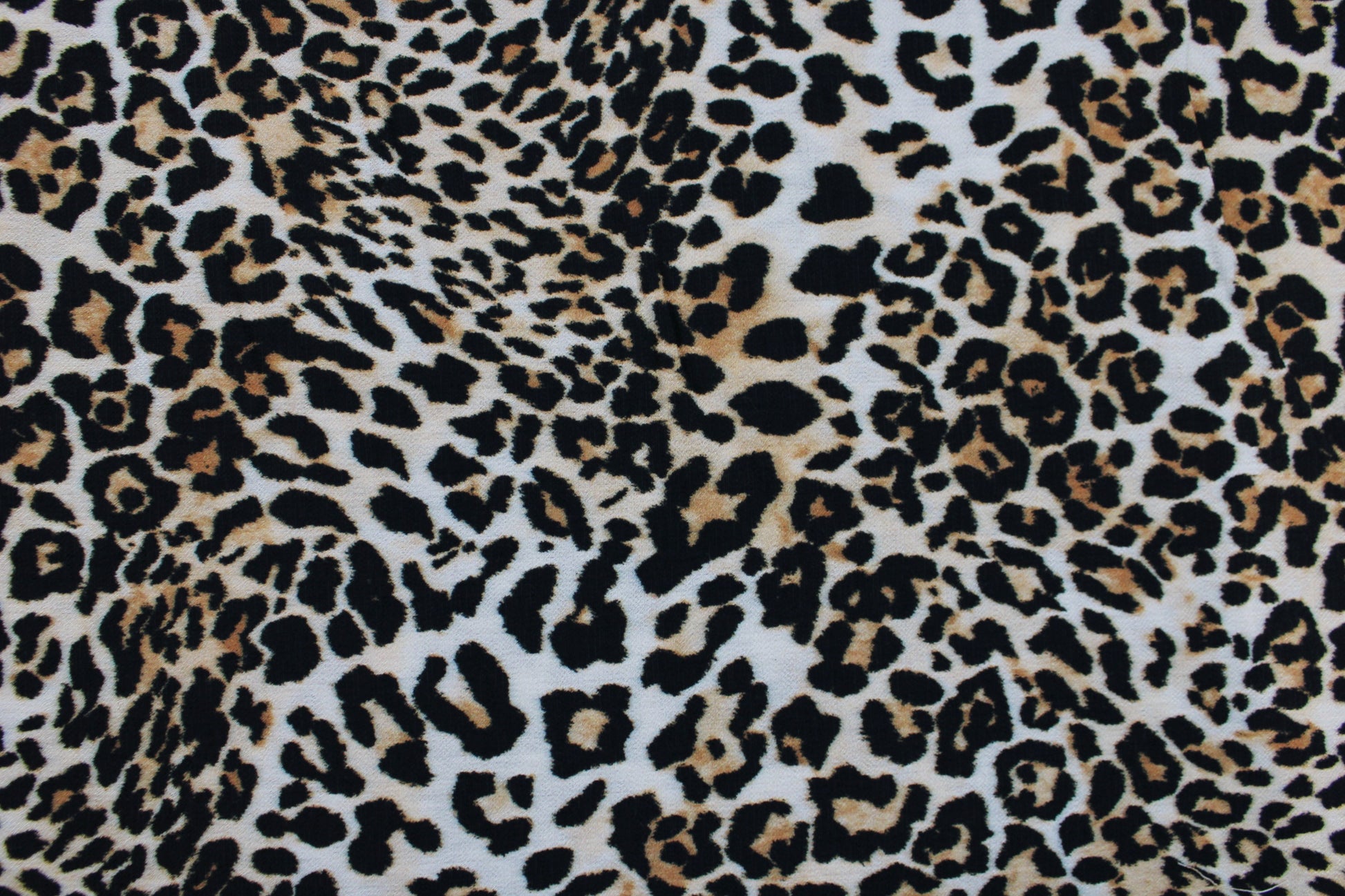Viskosecrepe Stoff mit klassischem Leoprint in Beigetönen Detailbild