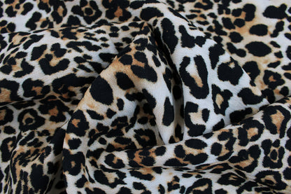Viskosecrepe Stoff mit klassischem Leoprint in Beigetönen gedreht