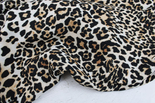 Viskosecrepe Stoff mit klassischem Leoprint in Beigetönen