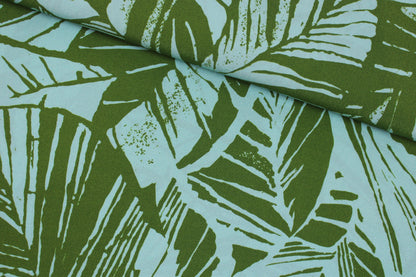 Leichter Viskosecrepestoff mit Blättermotiv in Oliv und Mint quer