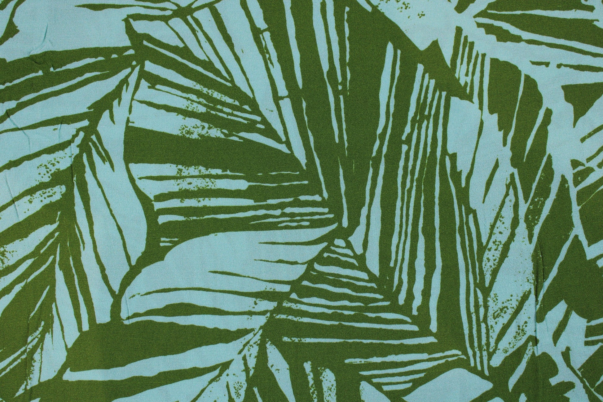 Leichter Viskosecrepestoff mit Blättermotiv in Oliv und Mint Detailbild