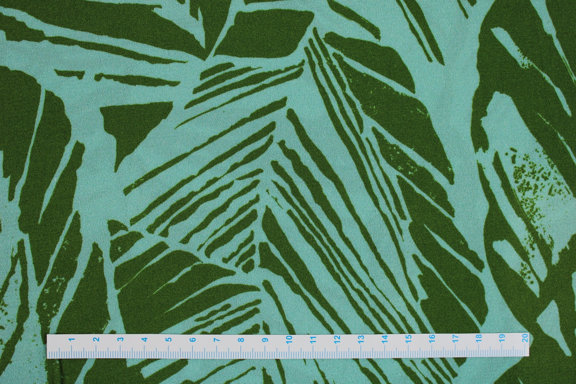 Leichter Viskosecrepestoff mit Blättermotiv in Oliv und Mint Maßstab