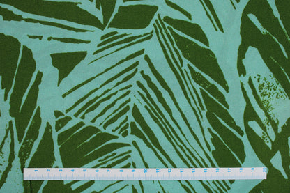 Leichter Viskosecrepestoff mit Blättermotiv in Oliv und Mint Maßstab