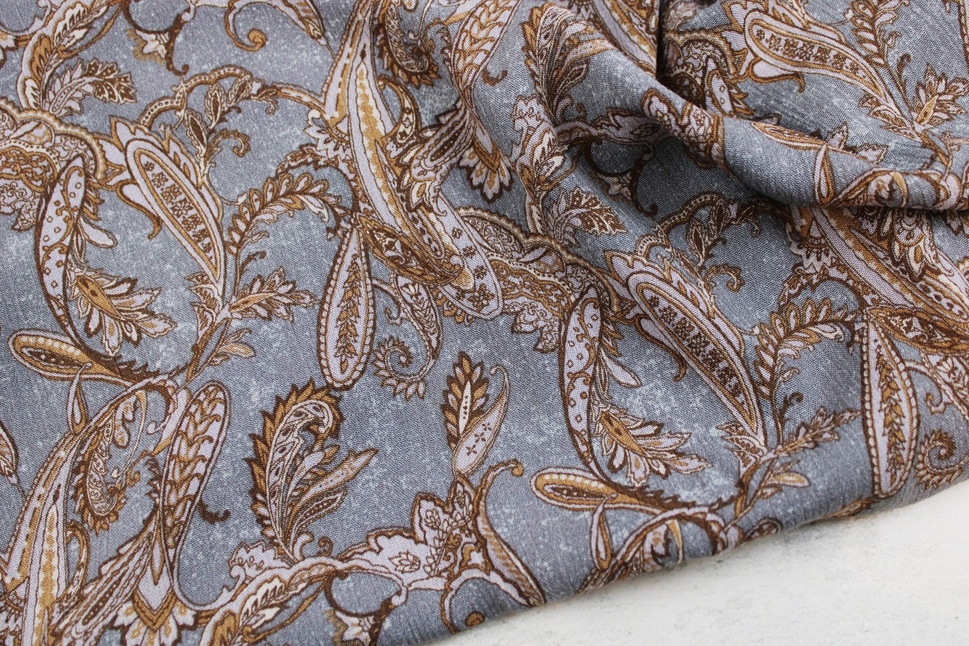 Blaugrauer Viskosecrepe mit braunem Paisleymuster