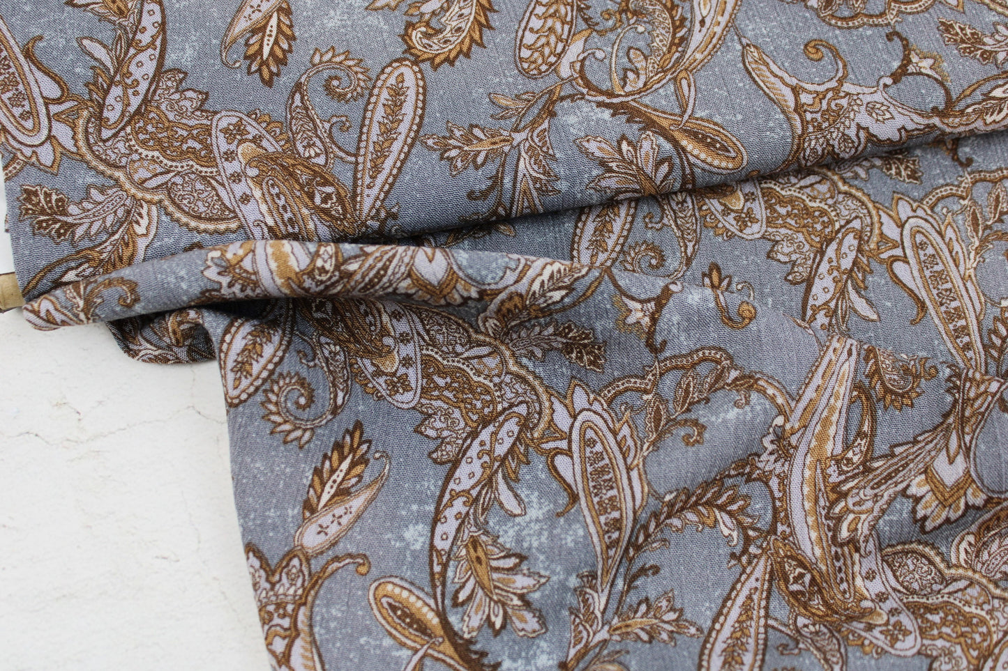 Blaugrauer Viskosecrepe mit braunem Paisleymuster Ballenansicht