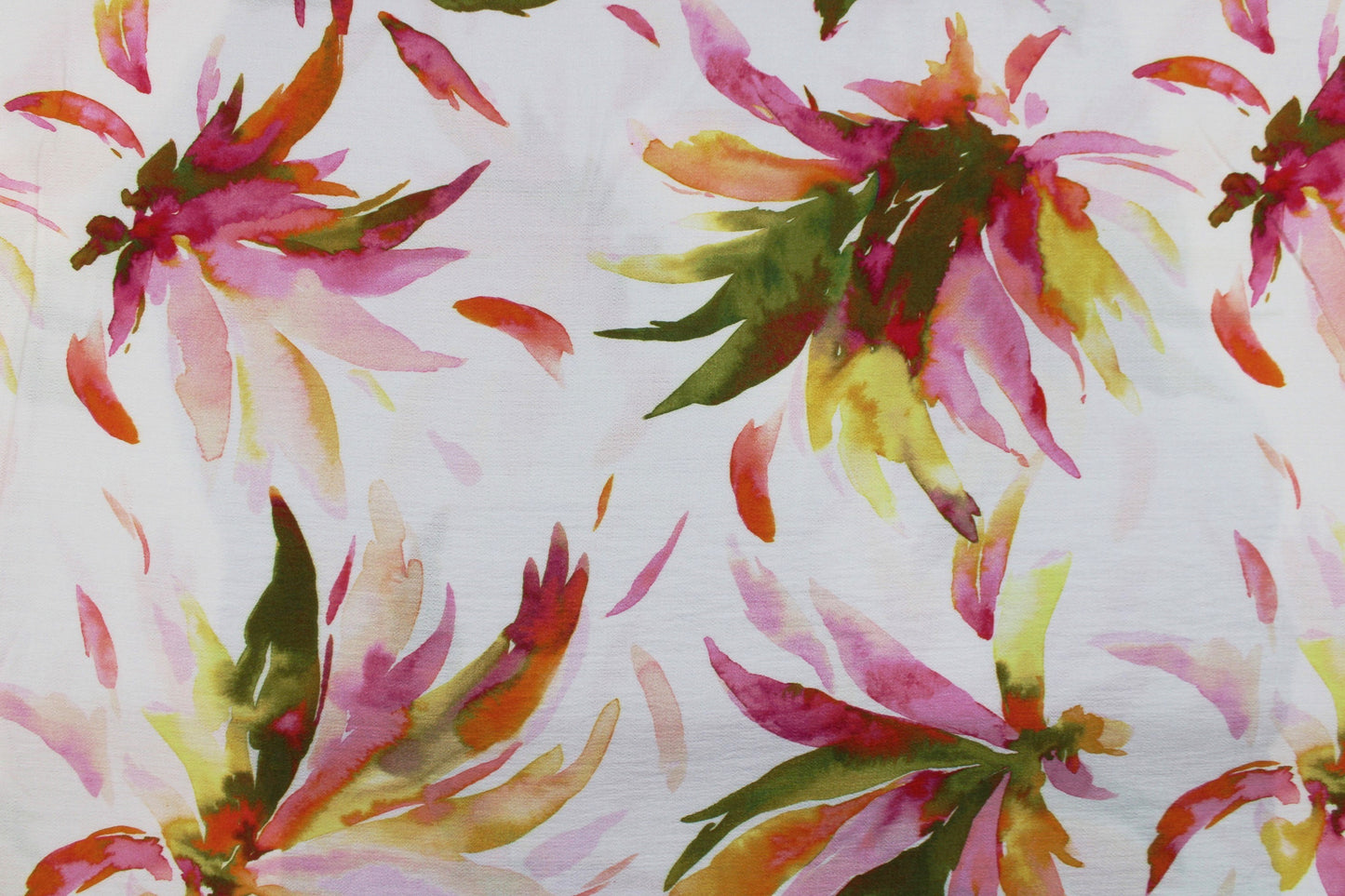 Viskosecrepe Mango mit bunten Blüten auf wollweißem Grund Detailbild