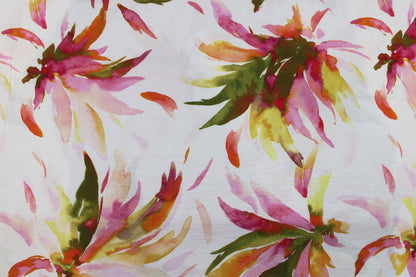 Viskosecrepe Mango mit bunten Blüten auf wollweißem Grund Detailbild