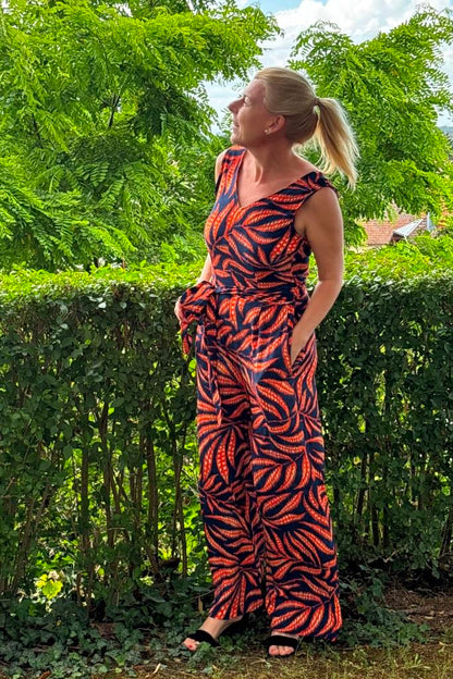 Leichter Viskosecrepe mit großem Blättermuster in dunkelblau und orange als Jumpsuit vernäht