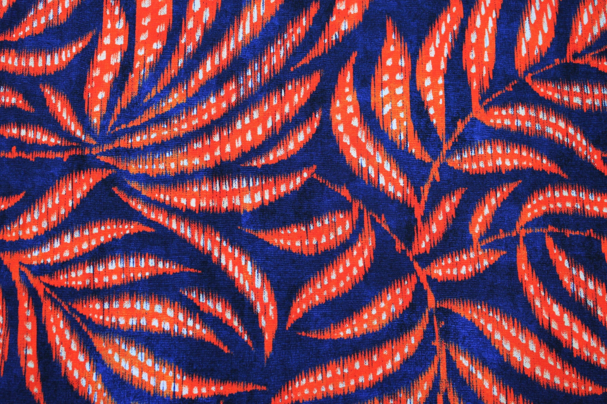 Leichter Viskosecrepe mit großem Blättermuster in dunkelblau und orange Detailbild