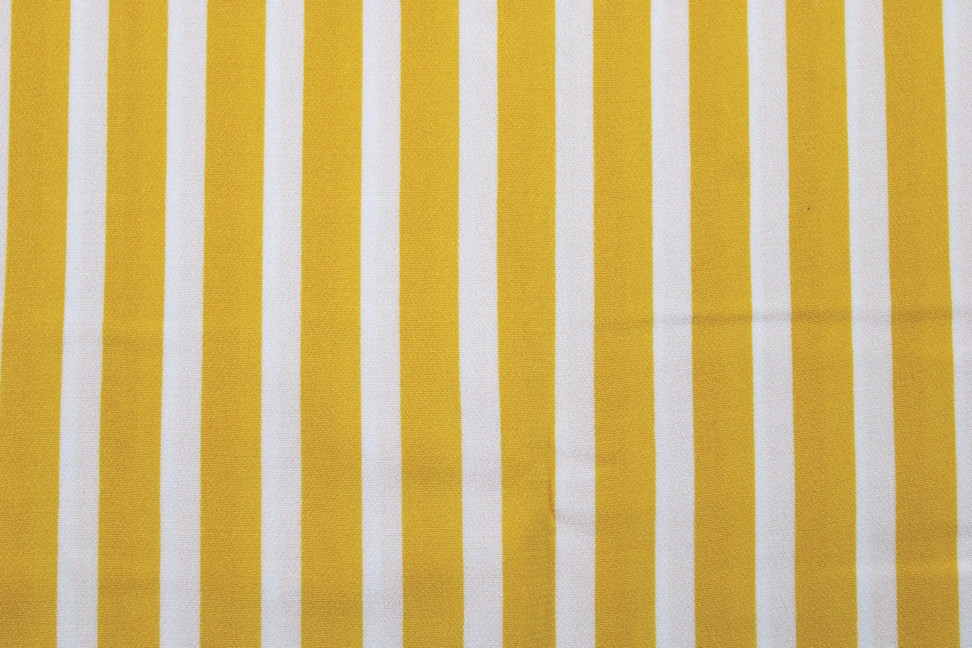 Viskosecrepe mit Streifen in gelb/weiß aus der Fibre Mood Detailbild