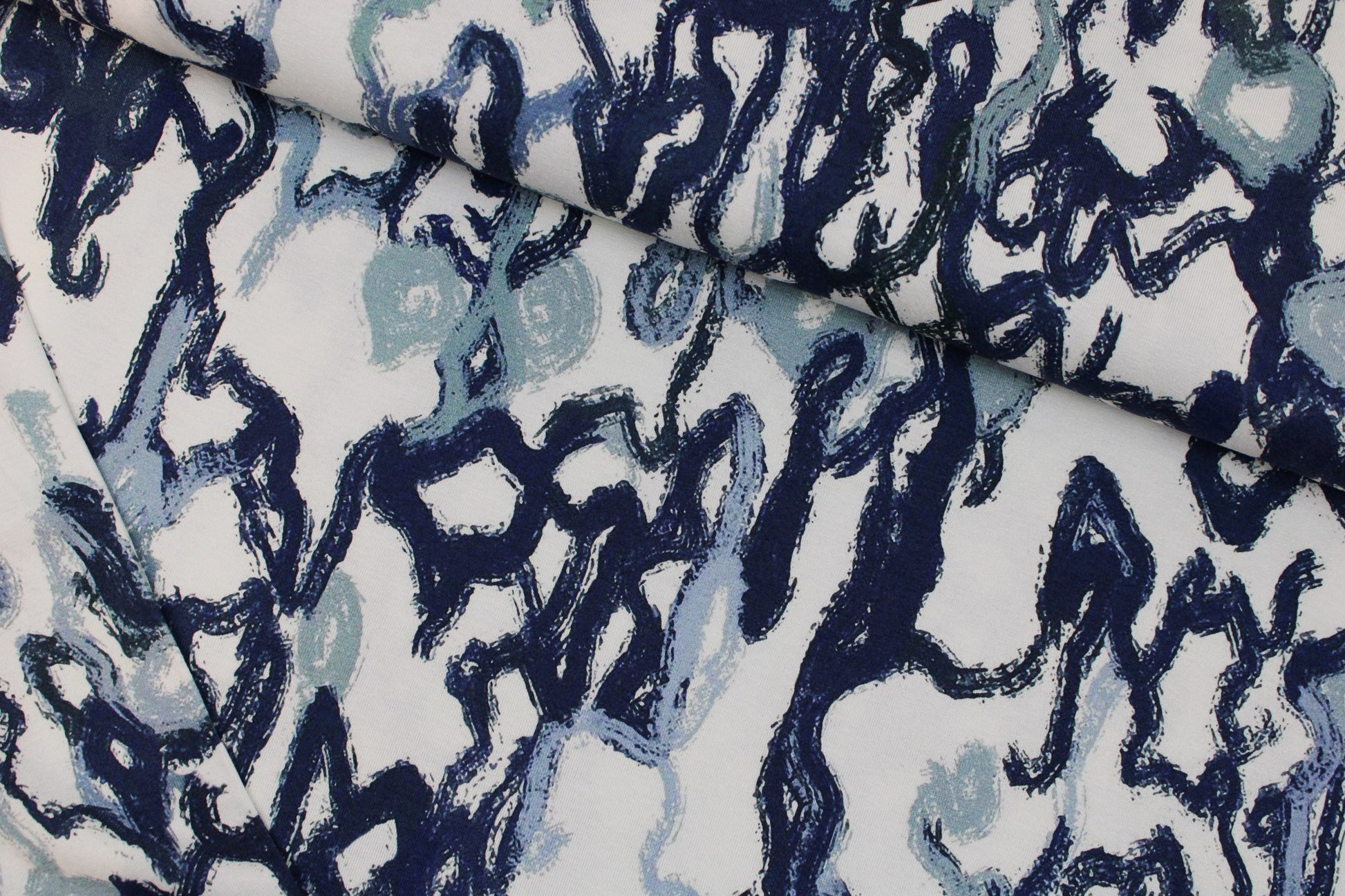 Viskosejersey mit abstrakten Linien in Blau auf weißem Grund quer