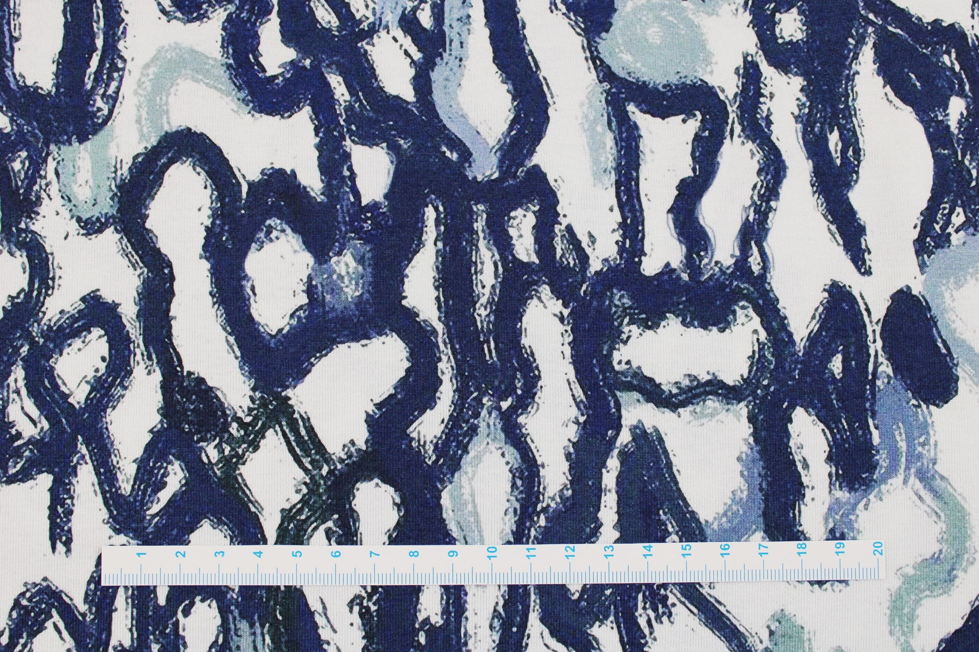 Viskosejersey mit abstrakten Linien in Blau auf weißem Grund Maßstab