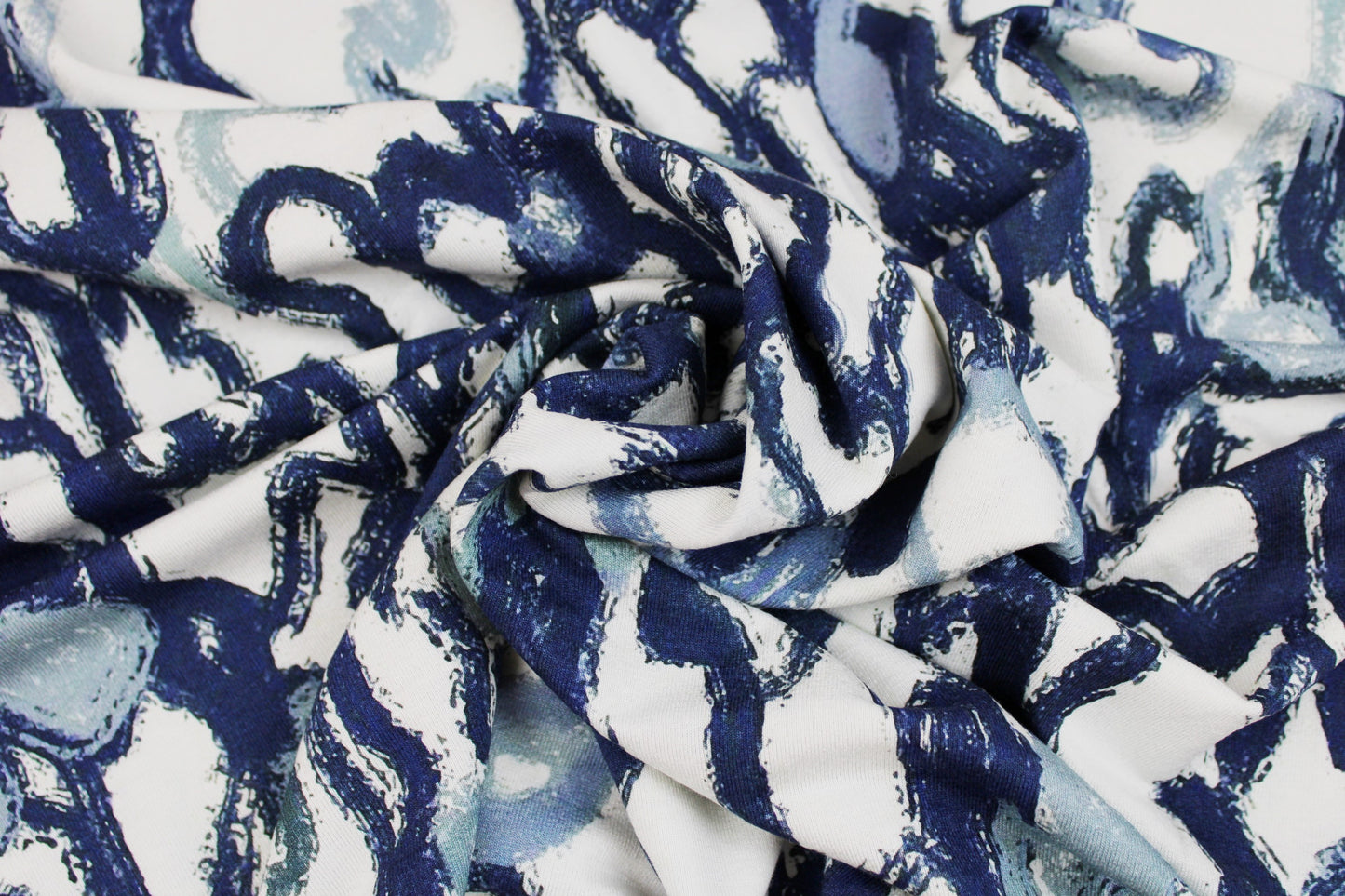 Viskosejersey mit abstrakten Linien in Blau auf weißem Grund gedreht