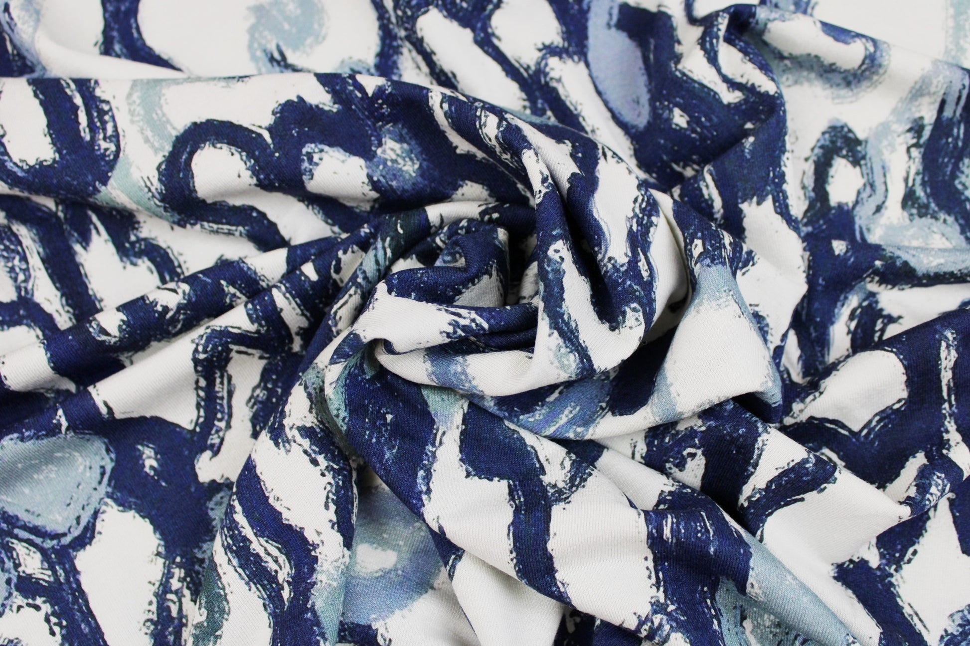 Viskosejersey mit abstrakten Linien in Blau auf weißem Grund gedreht