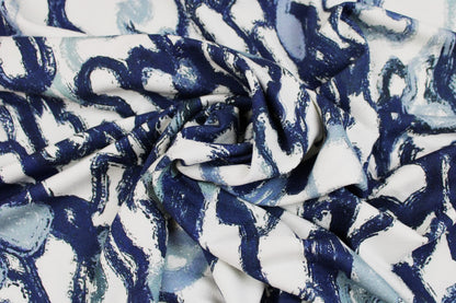 Viskosejersey mit abstrakten Linien in Blau auf weißem Grund gedreht