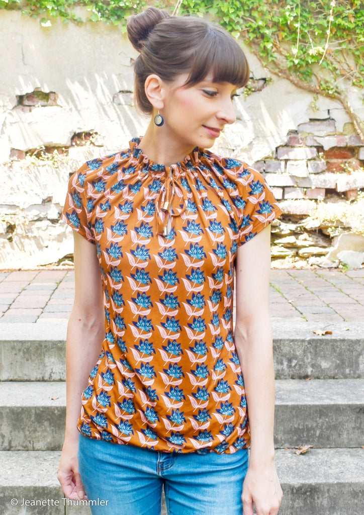 Viskosejersey Bolero Blooms mit Blumenmuster auf braunem Grund als Shirt vernäht