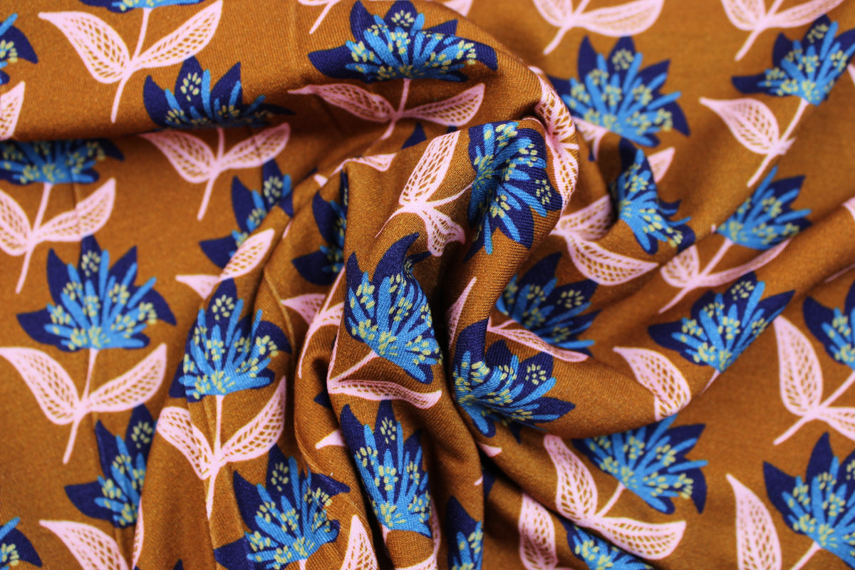 Viskosejersey Bolero Blooms mit Blumenmuster auf braunem Grund gedreht