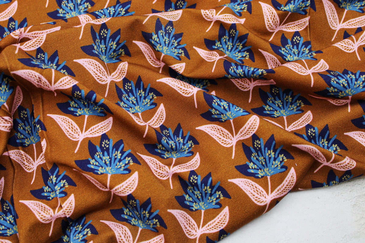 Viskosejersey Bolero Blooms mit Blumenmuster auf braunem Grund