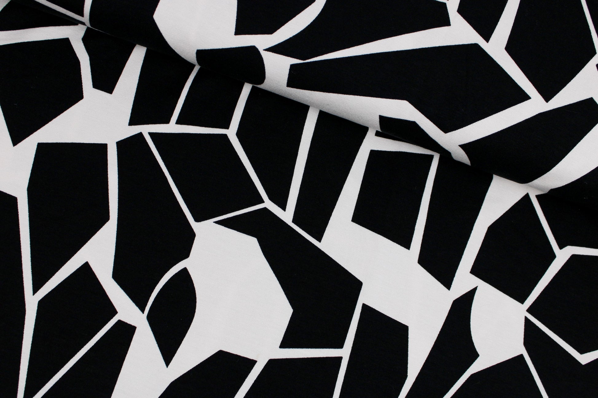 Viskosejersey Odd Puzzle in Schwarz, Weiß von mind the maker quer