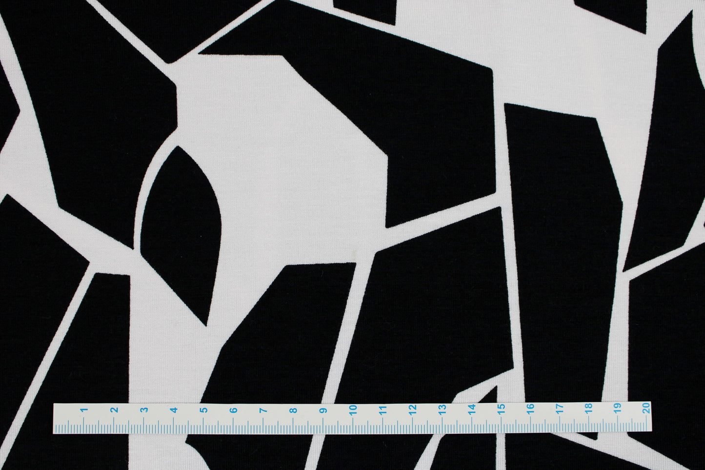 Viskosejersey Odd Puzzle in Schwarz, Weiß von mind the maker Maßstab