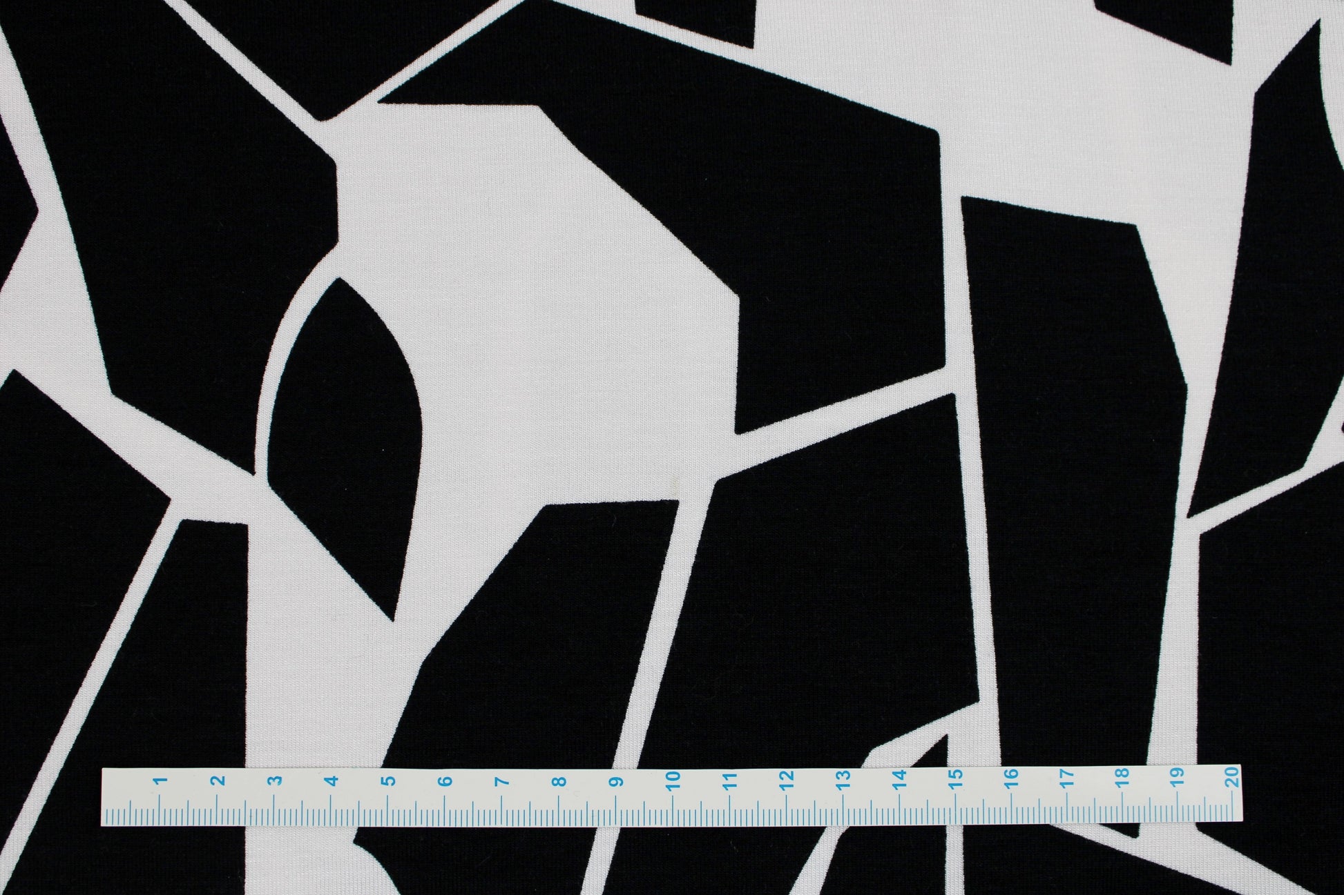Viskosejersey Odd Puzzle in Schwarz, Weiß von mind the maker Maßstab