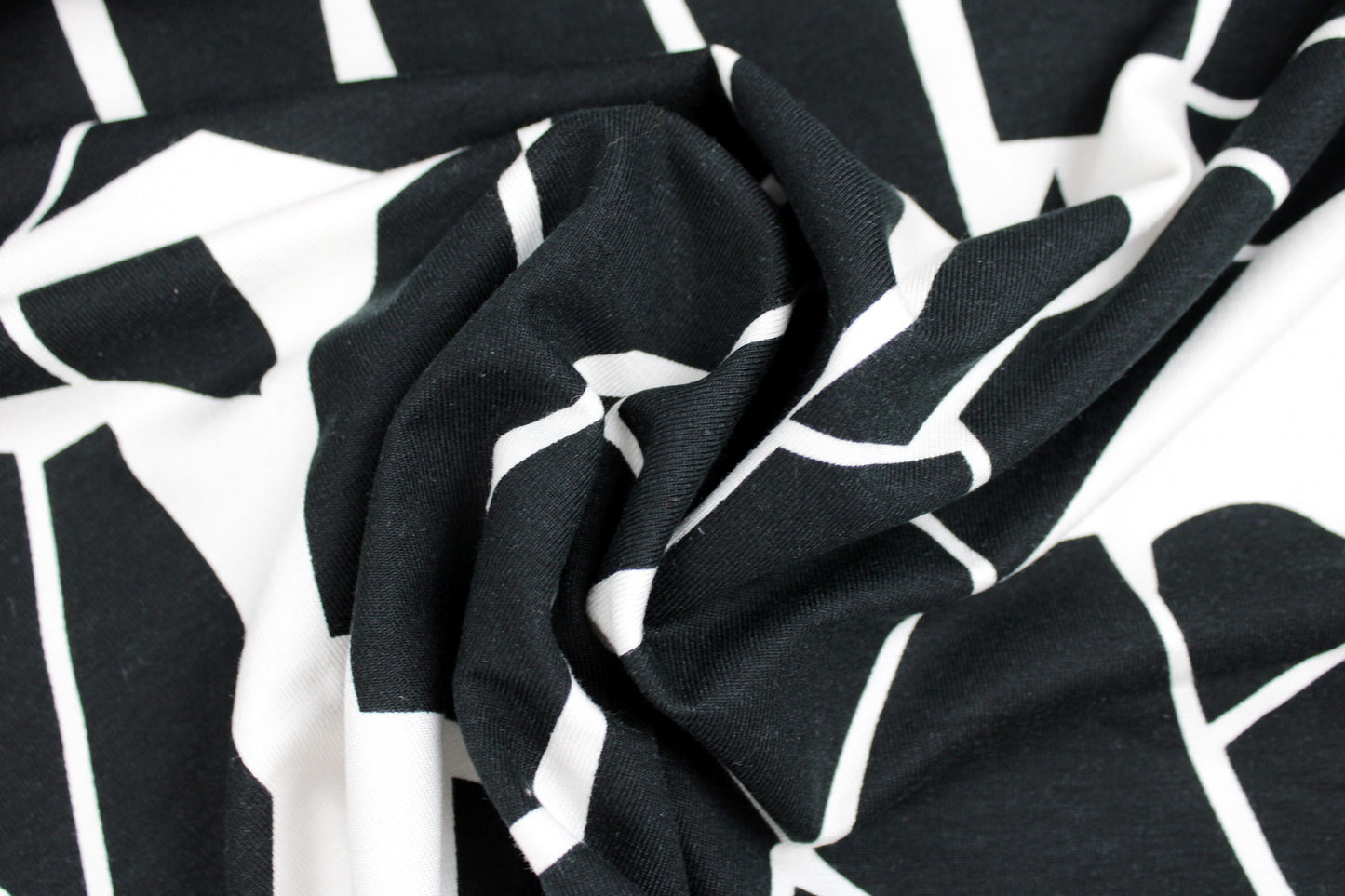 Viskosejersey Odd Puzzle in Schwarz, Weiß von mind the maker gedreht