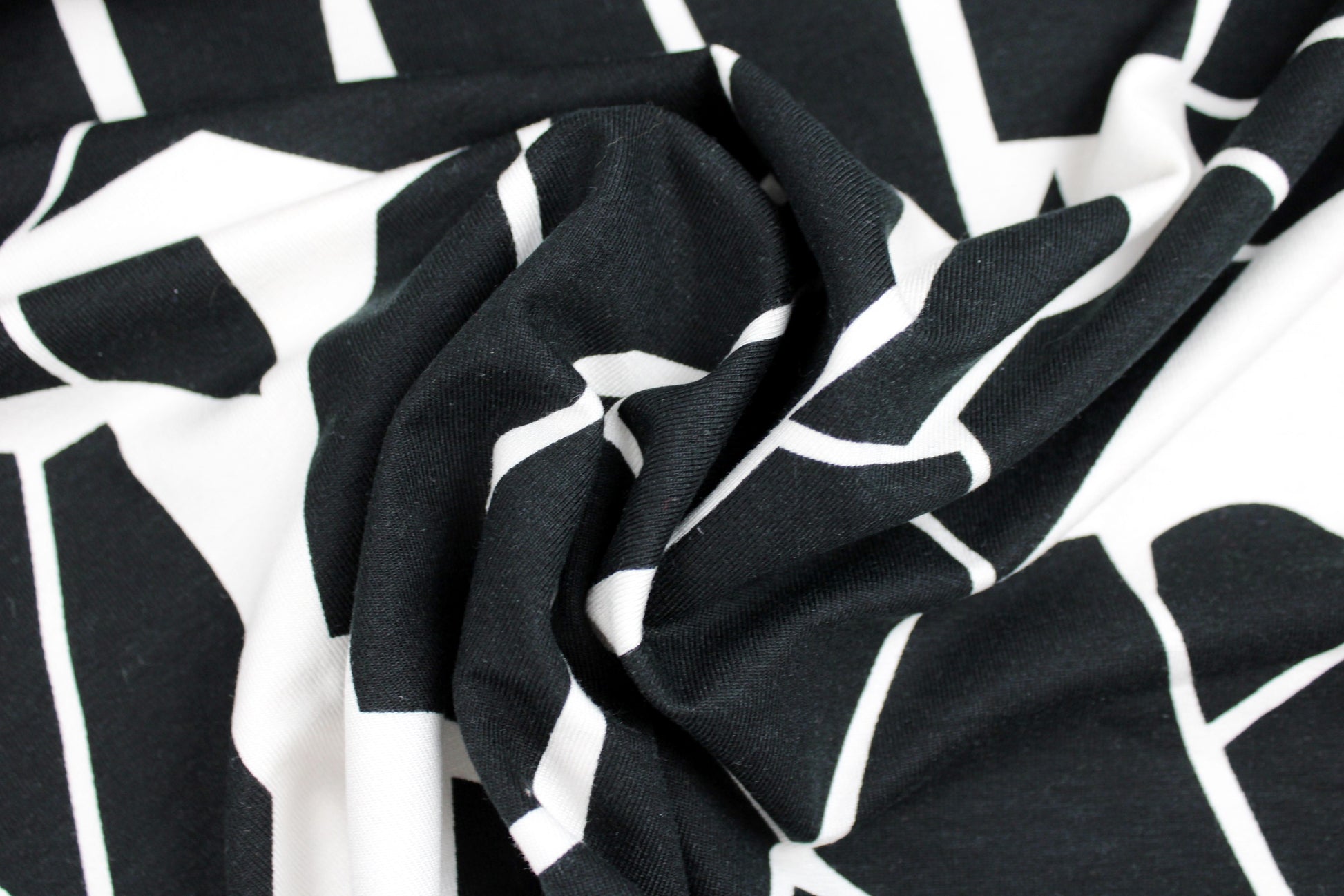 Viskosejersey Odd Puzzle in Schwarz, Weiß von mind the maker gedreht