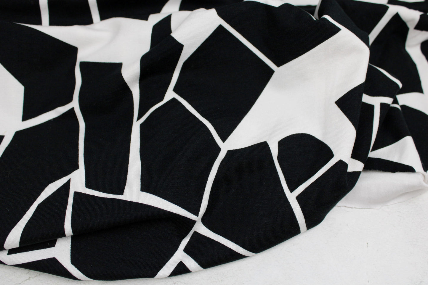 Viskosejersey Odd Puzzle in Schwarz, Weiß von mind the maker