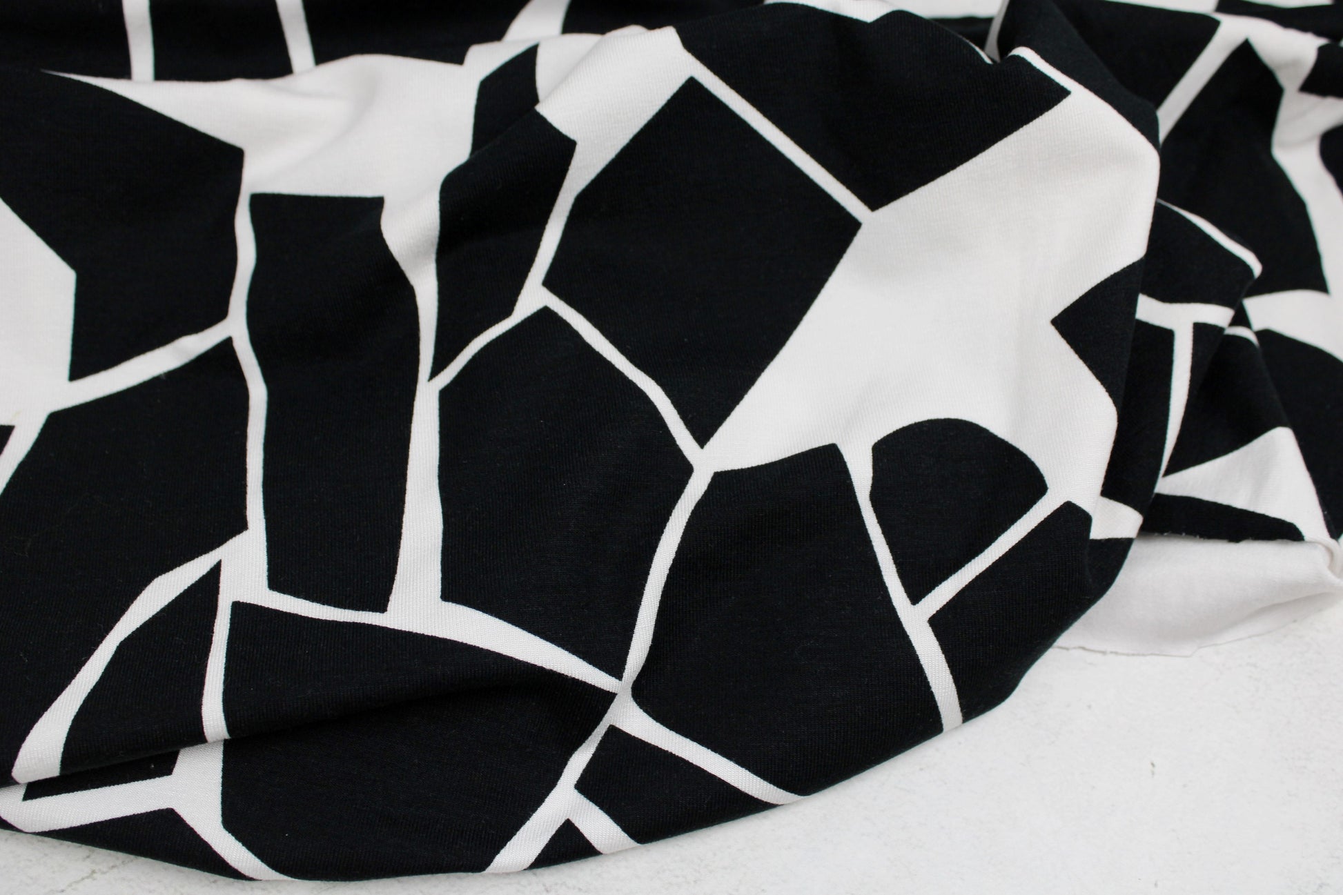 Viskosejersey Odd Puzzle in Schwarz, Weiß von mind the maker