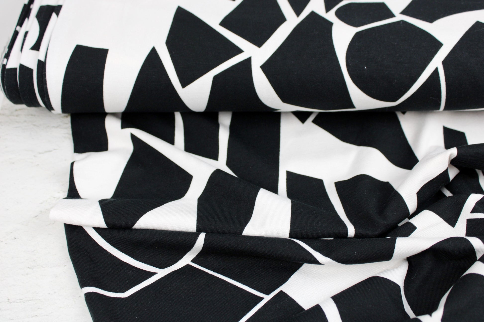 Viskosejersey Odd Puzzle in Schwarz, Weiß von mind the maker Ballenansicht